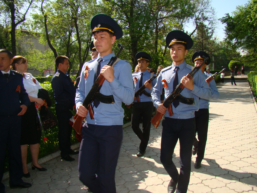 Железнодорожники Кыргызстана собрались на митинг реквием приуроченный к 72 ой годовщине Победы 