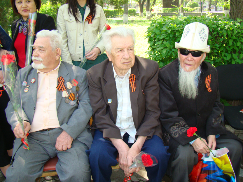 Железнодорожники Кыргызстана собрались на митинг реквием приуроченный к 72 ой годовщине Победы 