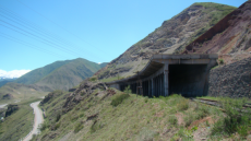 Работы по принудительному спуску камней на участке автодороги Бишкек-Нарын-Торугарт будут продолжены